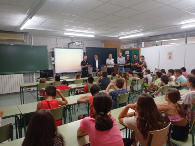 Los Bomberos de Murcia visitan la Escuela de Verano del IES de El Carmen