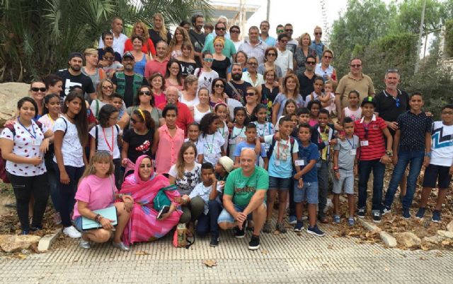 Rebeca Pérez despide al grupo de menores saharauis que han pasado el verano en Murcia