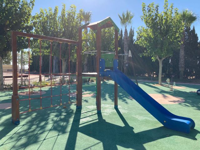 La pedanía de Los Martínez del Puerto estrena un parque infantil que fomenta la motricidad y la integración de los más pequeños
