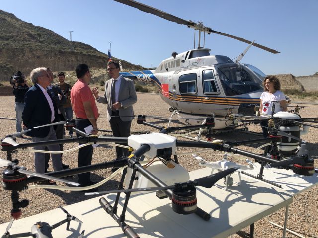 Un helicóptero de 400 litros de capacidad acaba con los focos de mosquitos en las zonas de difícil acceso