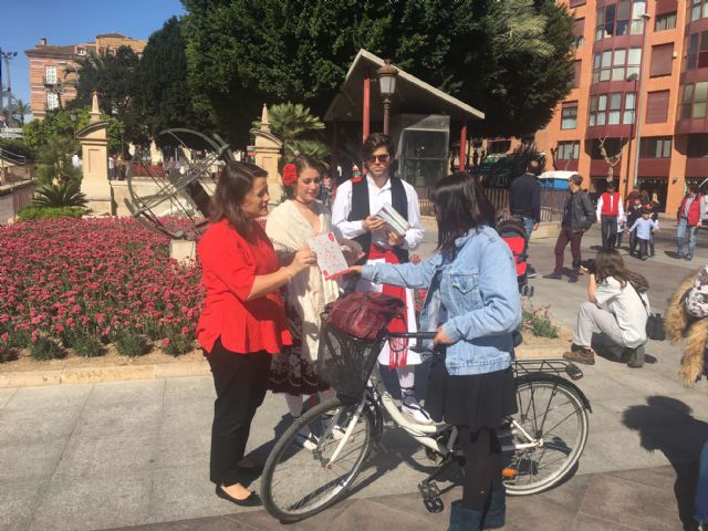 Una pareja de huertanos anima a los murcianos a usar la bicicleta en Fiestas de Primavera