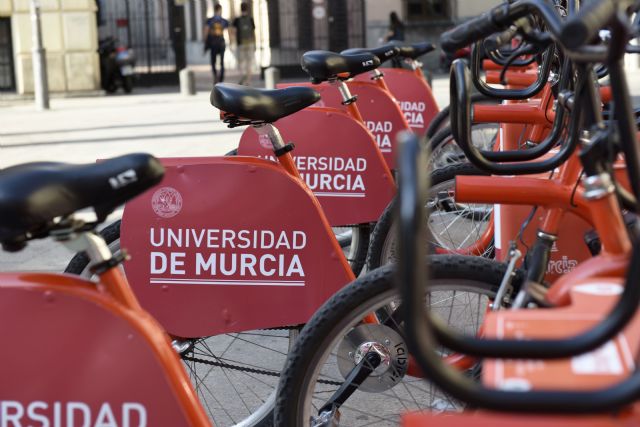 La Universidad de Murcia se pasea por la ciudad en las bicicletas de MUyBICI