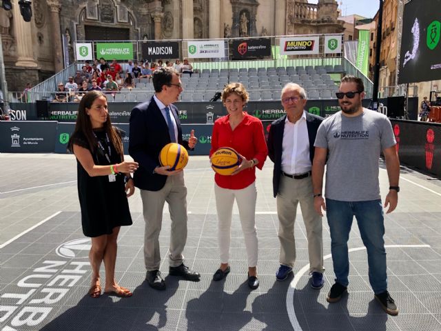 El corazón de Murcia acoge hoy y mañana el mayor espectáculo de baloncesto 3x3 de España