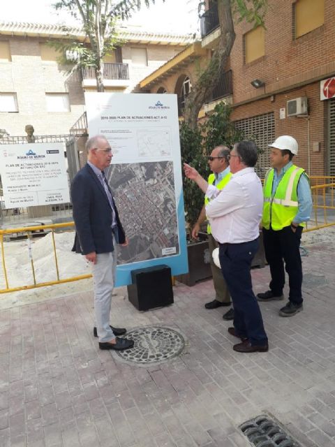Aguas de Murcia trabaja en la renovación completa de la red de abastecimiento de la plaza San Juan Bautista de Alquerías