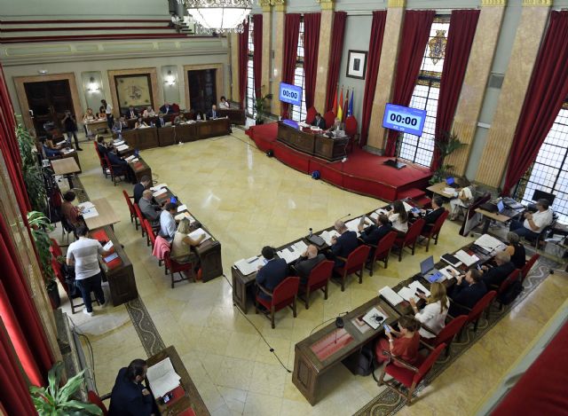 Murcia insta al Gobierno Regional a que complemente en un 30% la ayuda que el Gobierno de España concederá para abaratar el transporte público
