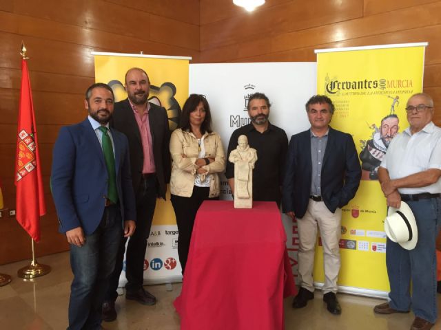 El Ayuntamiento conmemora el IV Centenario de la muerte de Cervantes con un busto homenaje a la ciudad de Murcia