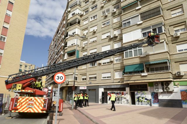 Los Bomberos de Murcia entrenarán el emplazamiento de dos nuevas autoescaleras en edificios de la ciudad