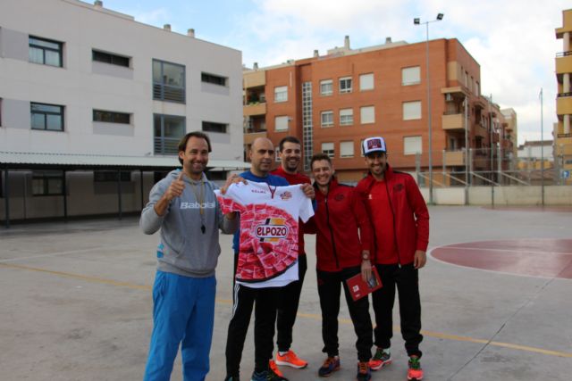 Los jugadores de ElPozo Murcia FS, Fabio, Xuxa y Fernando Drasler comparten la jornada con más de 300 alumnos/as del CEIP Mirasierra de Torreagüera