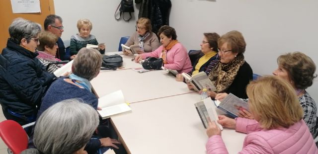 La Concejalía de Mayores estudia ampliar el número de clubes de lectura a otros centros sociales del municipio