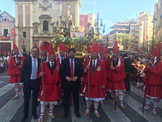 Fernando López Miras asiste a la procesión de 'Los Coloraos' en Murcia