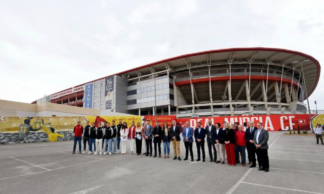 El estadio Enrique Roca ya luce un mural en homenaje a la historia y afición del Real Murcia