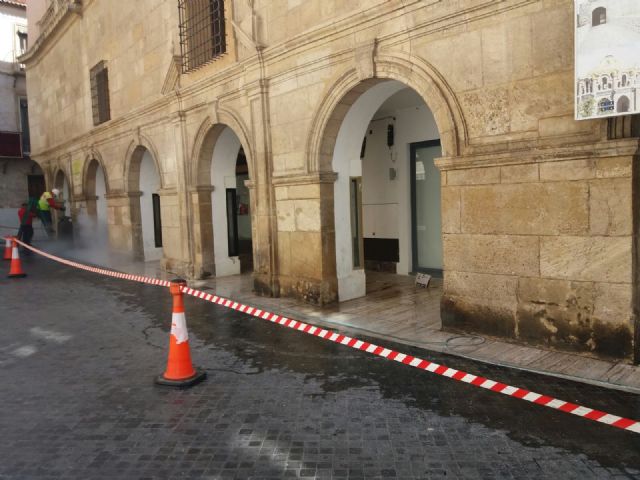 La Oficina Municipal del Grafiti elimina las pintadas de los soportales de la Catedral