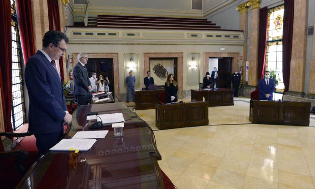 El Pleno de Murcia guarda un minuto de silencio por los fallecidos a causa del COVID-19
