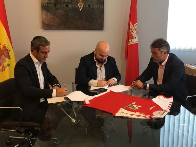 La 7 y el Real Murcia firman un convenio que permitirá la retransmisión de sus partidos