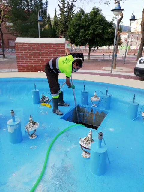 El Ayuntamiento de Murcia aplica un tratamiento anti grafiti en los lagos y fuentes del municipio